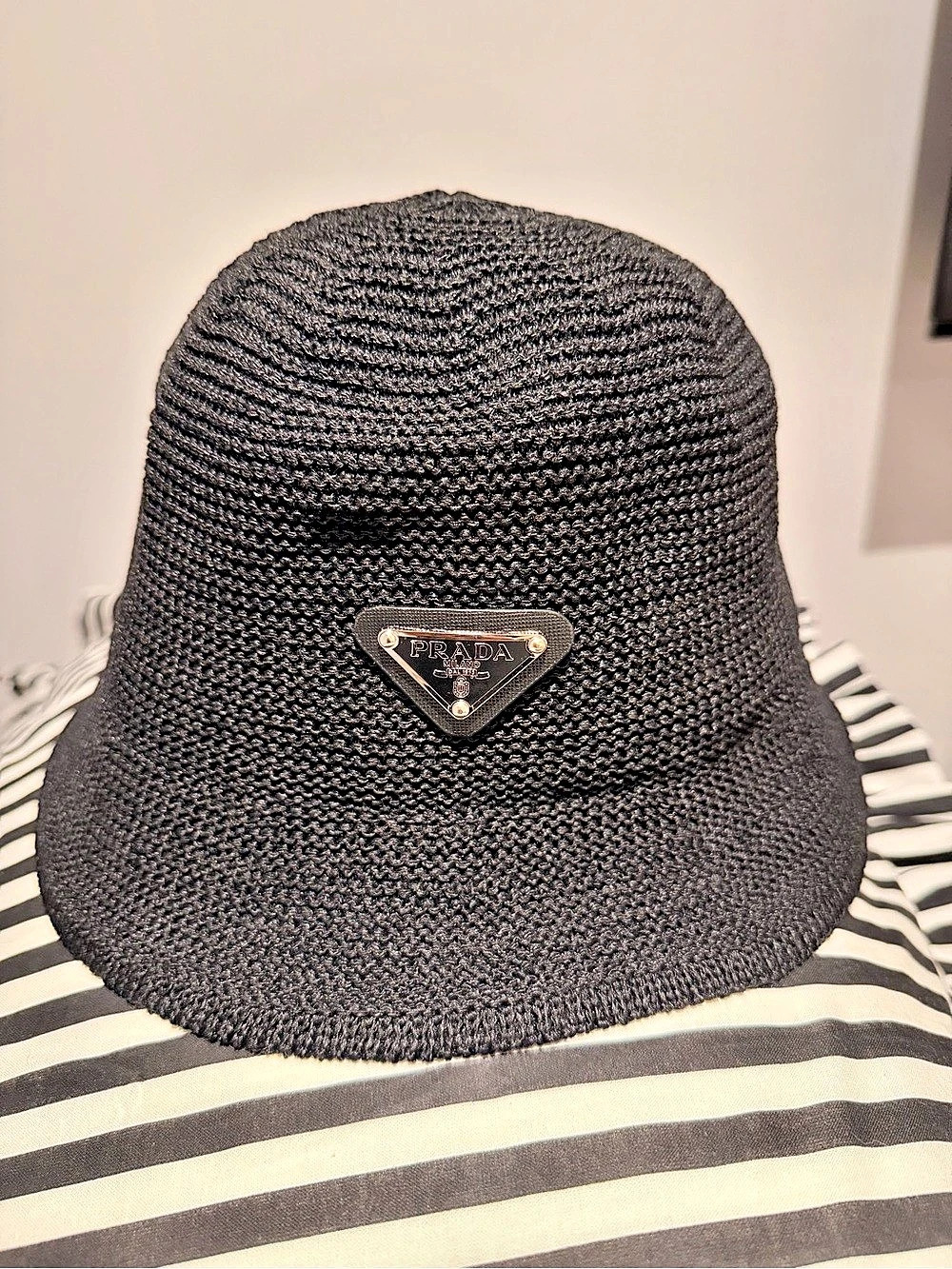 Black Bucket Hat Like New